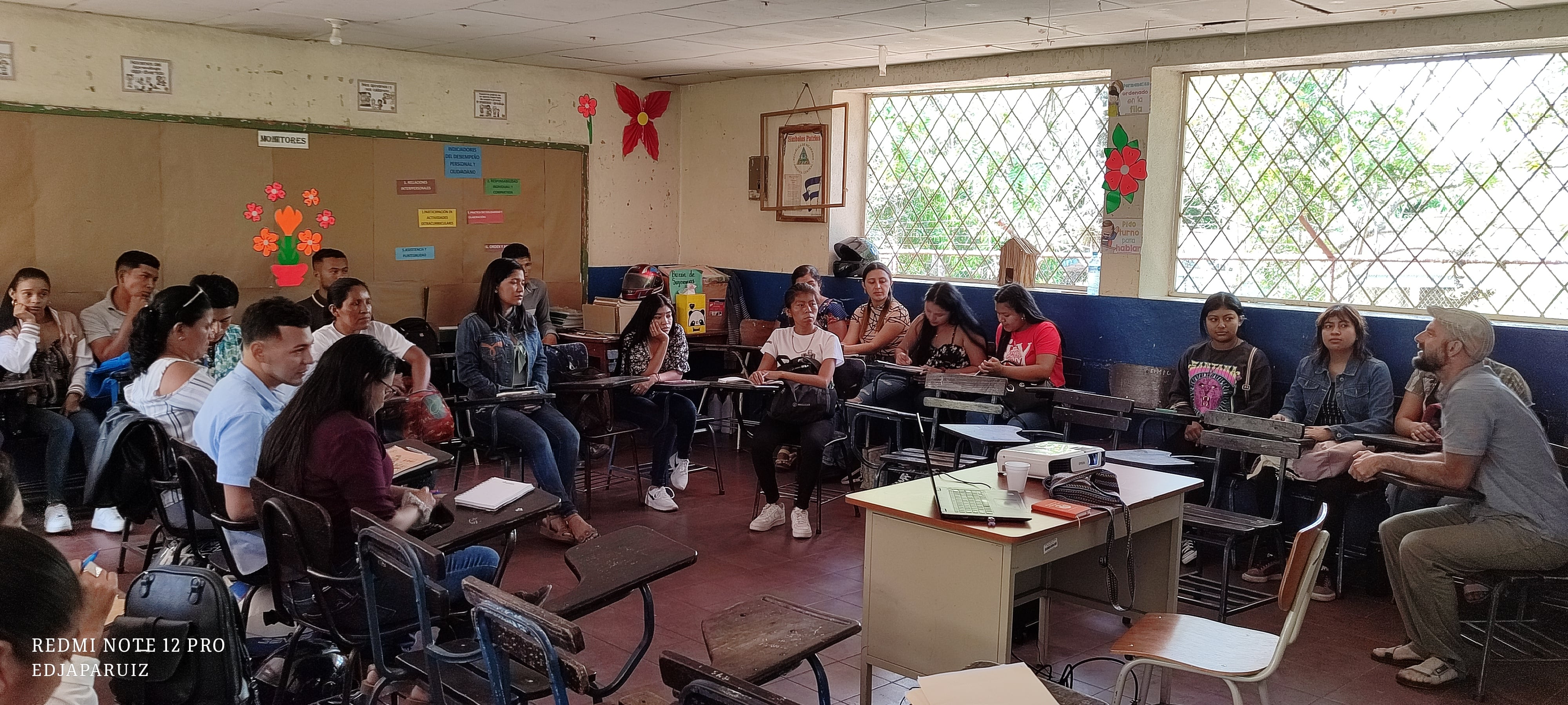 Una de las clases que impartió David Ruiz de Gopequi en Nicaragua, en el marco del proyecto &quot;La universidad en el campo&quot;