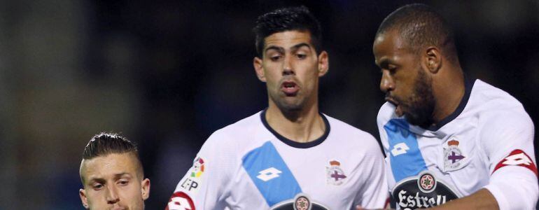 El defensa del Eibar, David Juncá (i), disputa un balón ante el jugador brasileño del Deportivo de la Coruña, Sidnei Rechel da Silva, durante el encuentro