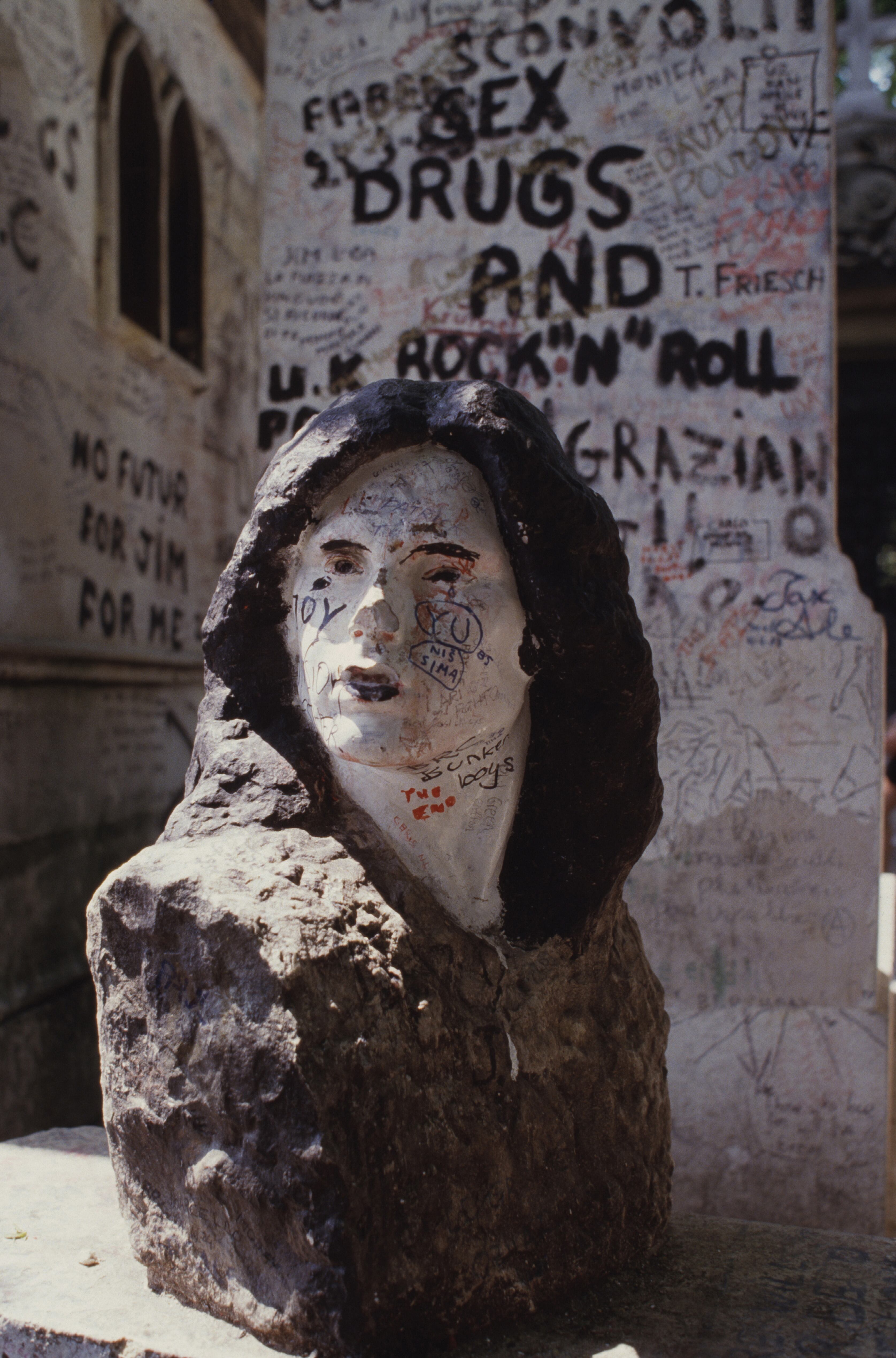 Busto de Jim Morrison en su tumba en el cementerio de Père-Lachaise en junio de 1985 en París, Francia. Laurent MAOUS/Gamma-Rapho.
