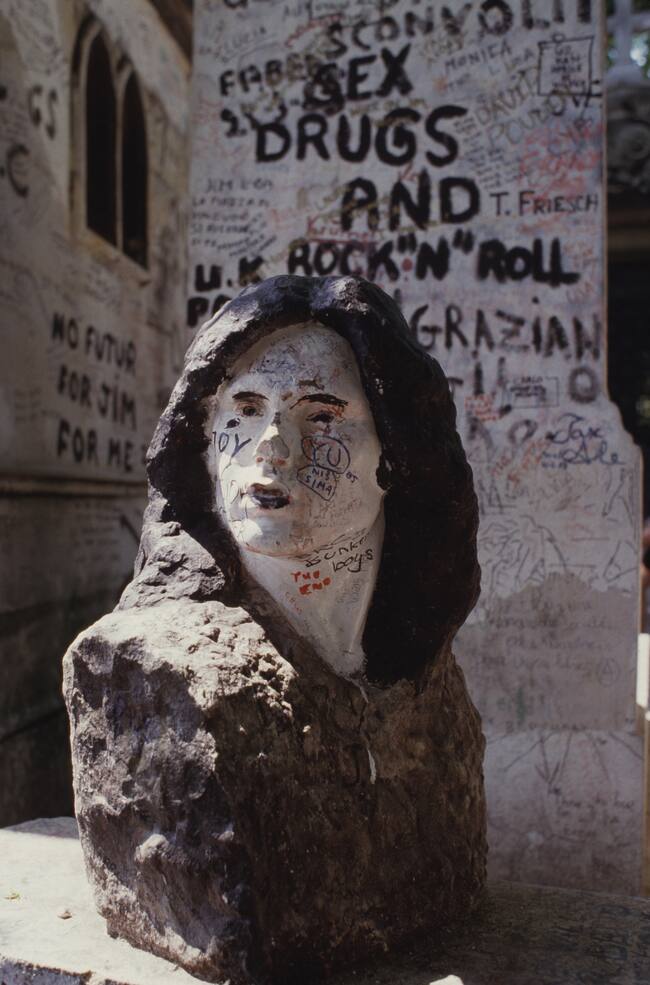 Busto de Jim Morrison en su tumba en el cementerio de Père-Lachaise en junio de 1985 en París, Francia. Laurent MAOUS/Gamma-Rapho.