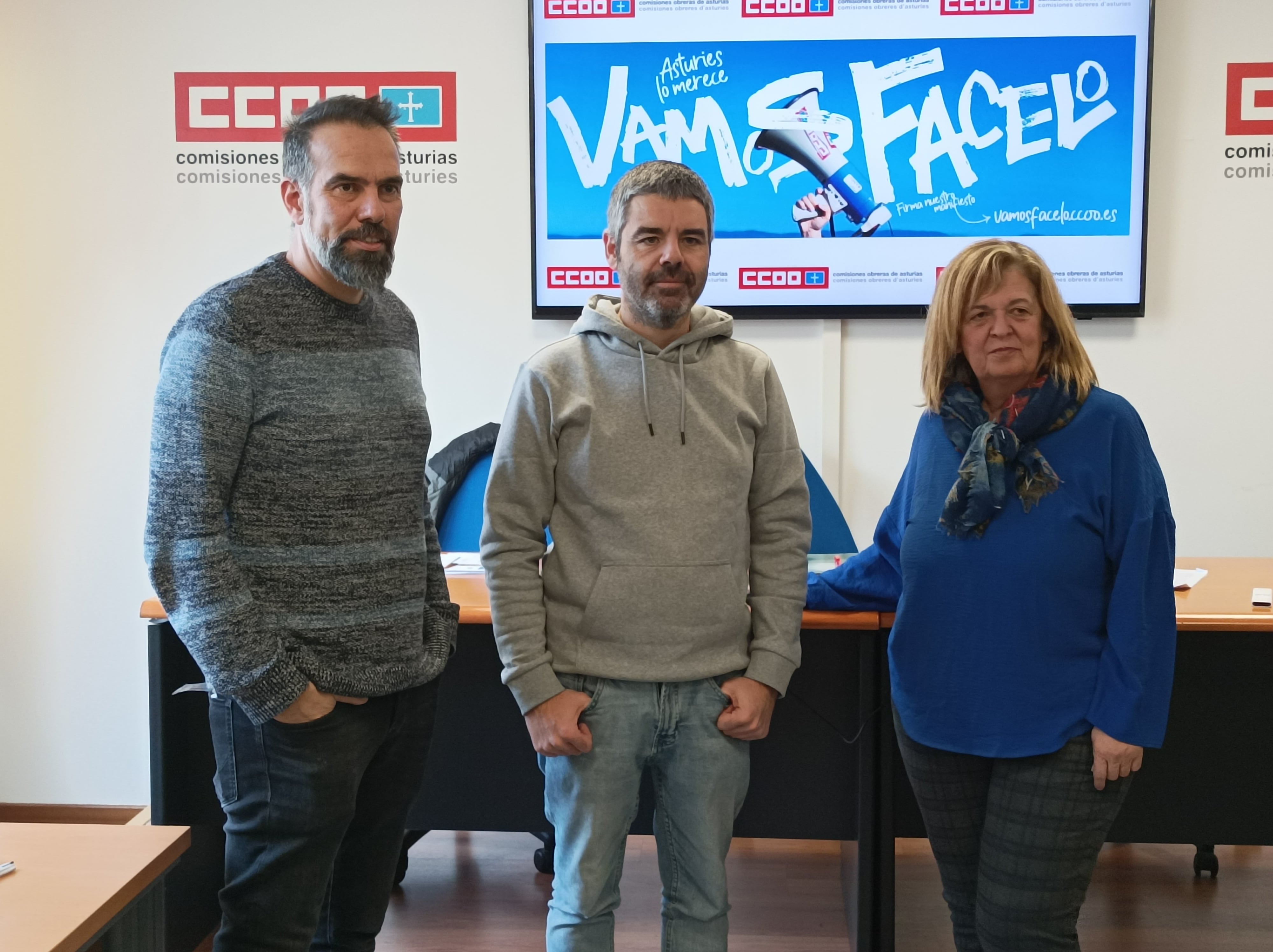 El secretario general de CCOO de Asturias, José Manuel Zapico; Borja Llorente, secretario general de Enseñanza de CCOO y Ángeles Fal, delegada de CCOO en la Universidad de Oviedo