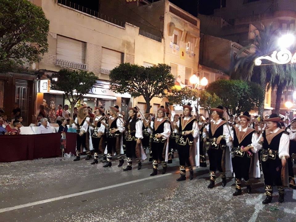 Escuadra femenina de la comparsa
