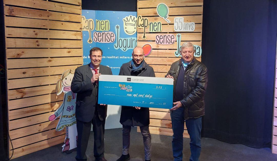 Jordi Finazzi, director de SER Catalunya; Albert Cirujeda, director general de Bombons Cudié i Manuel Grau, president del Casino l’Aliança del Poblenou, en l’acte de lliurament del xec a l’estudi Toreski de Ràdio Barcelona. 