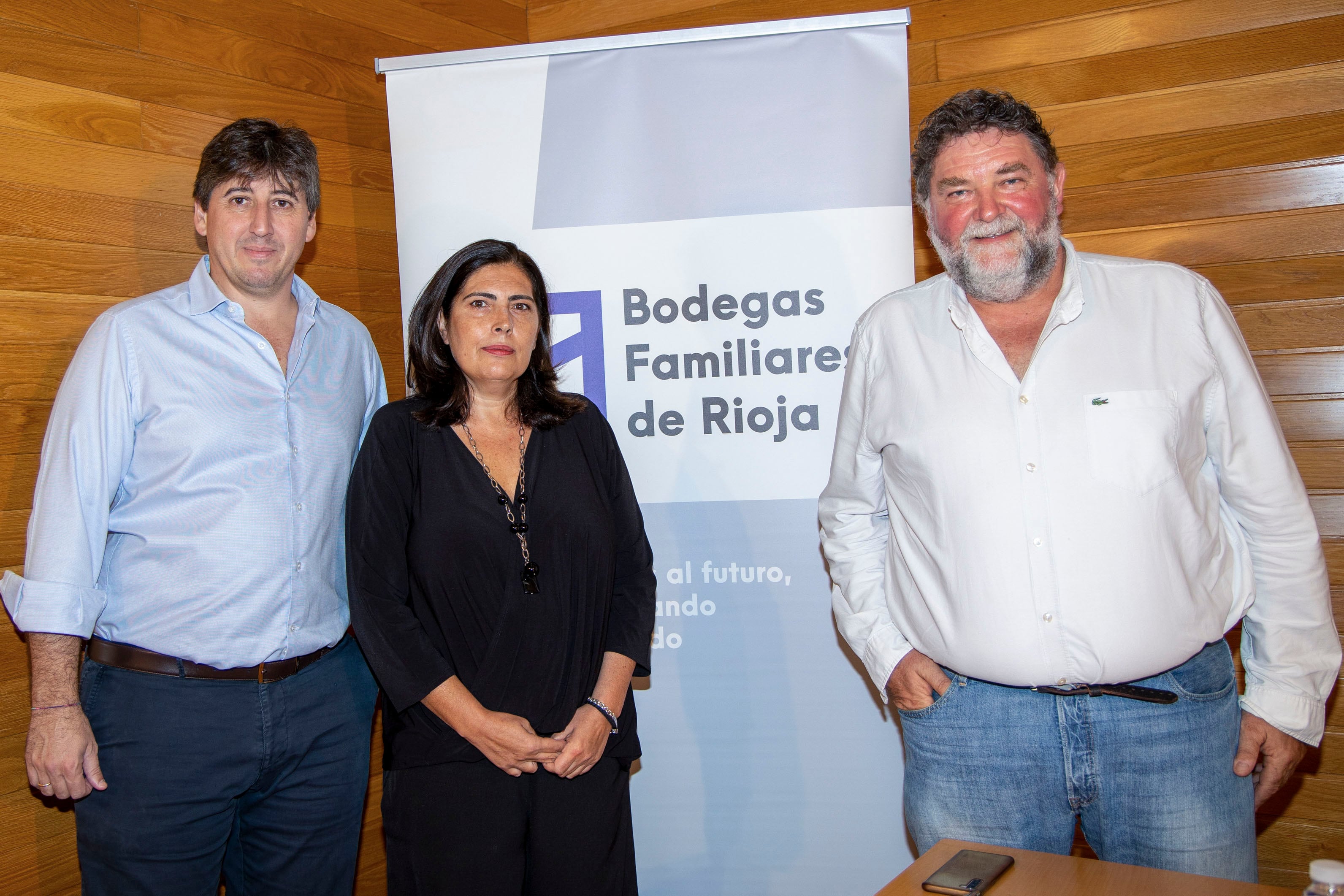 LOGROÑO, 06/09/2023.-El presidente de la Asociación Bodegas Familiares de Rioja Eduardo Hernáiz (i), el vicepresidente y portavoz en el Consejo Regulador, Juan Carlos Sancha (d) y la gerente, Ana Jiménez (c), en la rueda informativa celebrada este miercoles, donde han comunicado que la Asociación Bodegas Familiares, por unanimidad, se retira de las mesas de gestión de la Denominación de Origen Calificada (DOCa) Rioja -el Pleno del Consejo Regulador y la Interprofesional del Vino de Rioja- por su desacuerdo con la política estratégica, que va en contra del modelo de negocio de la pequeña y mediana bodega.- EFE/ Raquel Manzanares
