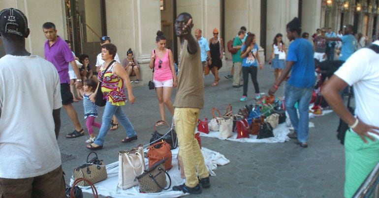 El Paseo de Gracia, en pleno centro de Barcelona, es territorio habitual de los manteros 