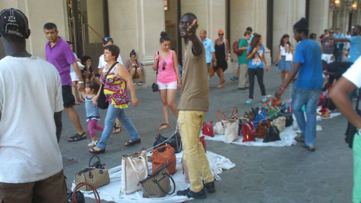 El Ayuntamiento Barcelona multará a los compradores del top manta