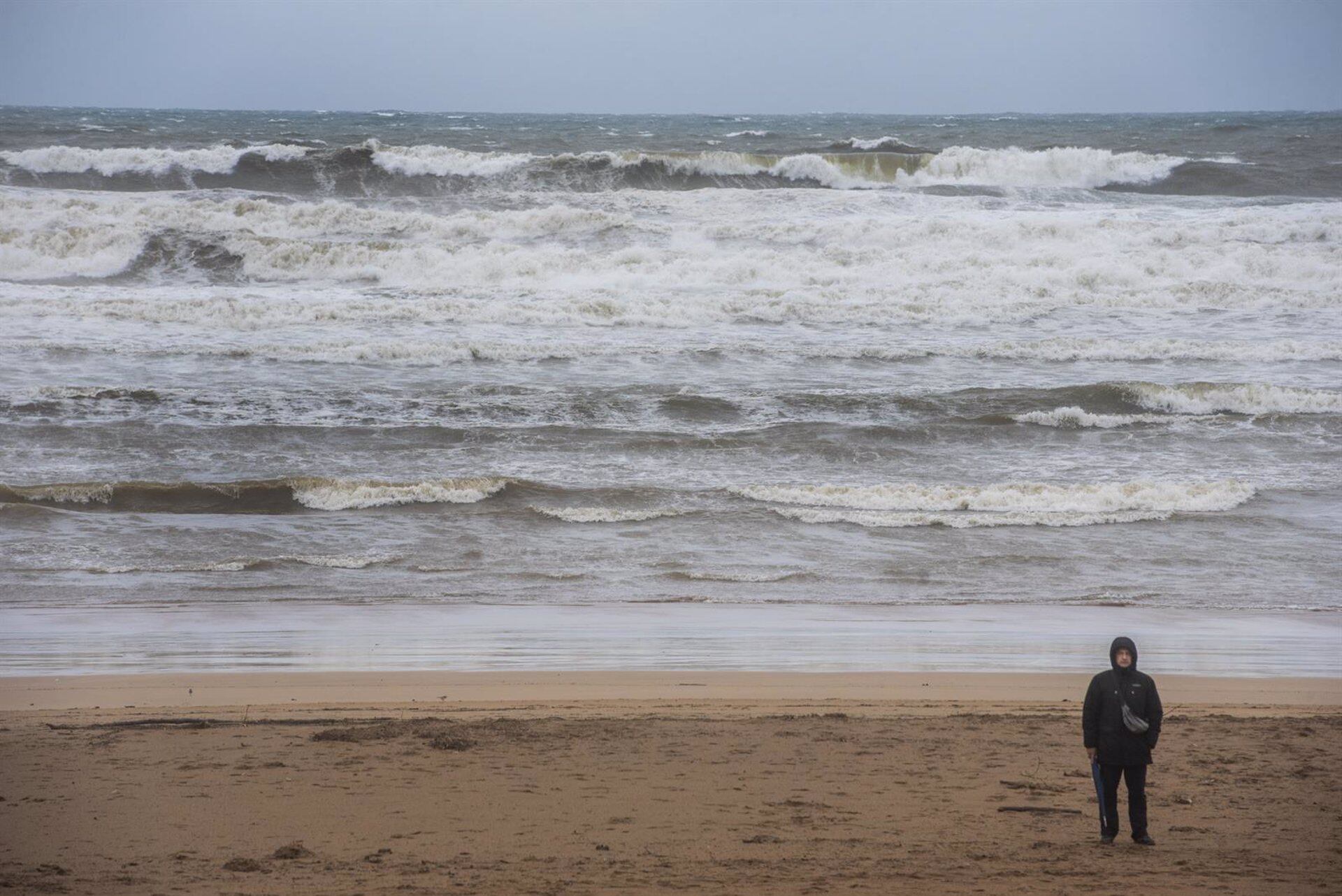 Fuerte oleaje en una playa.