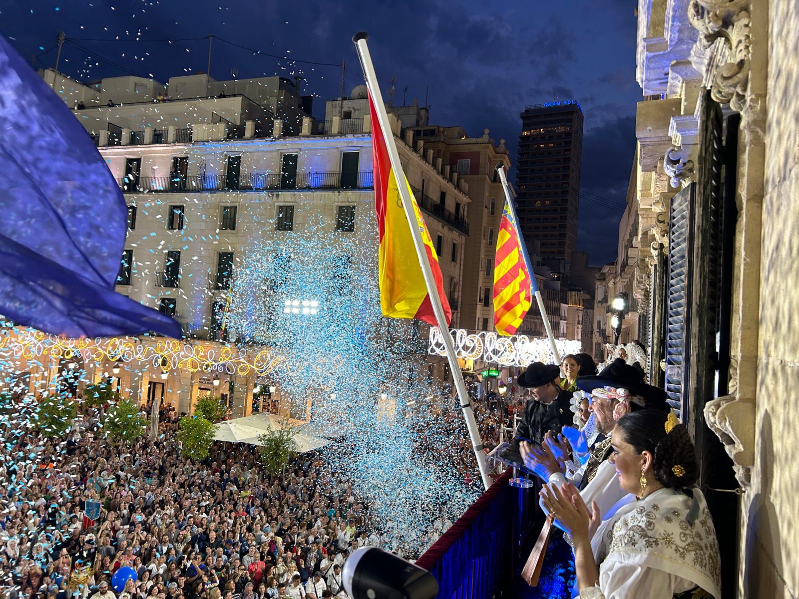 Pregón de Sergio Gómez desde el balcón del Ayuntamiento de Alicante