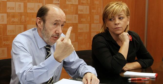 El secretario general del PSOE, Alfredo Pérez Rubalcaba, y la vicesecretaria general del partido, Elena Valenciano, durante la reunión en la sede central del partido en Ferraz, en Madrid, con su equipo económico, para analizar la actual situación de Banki