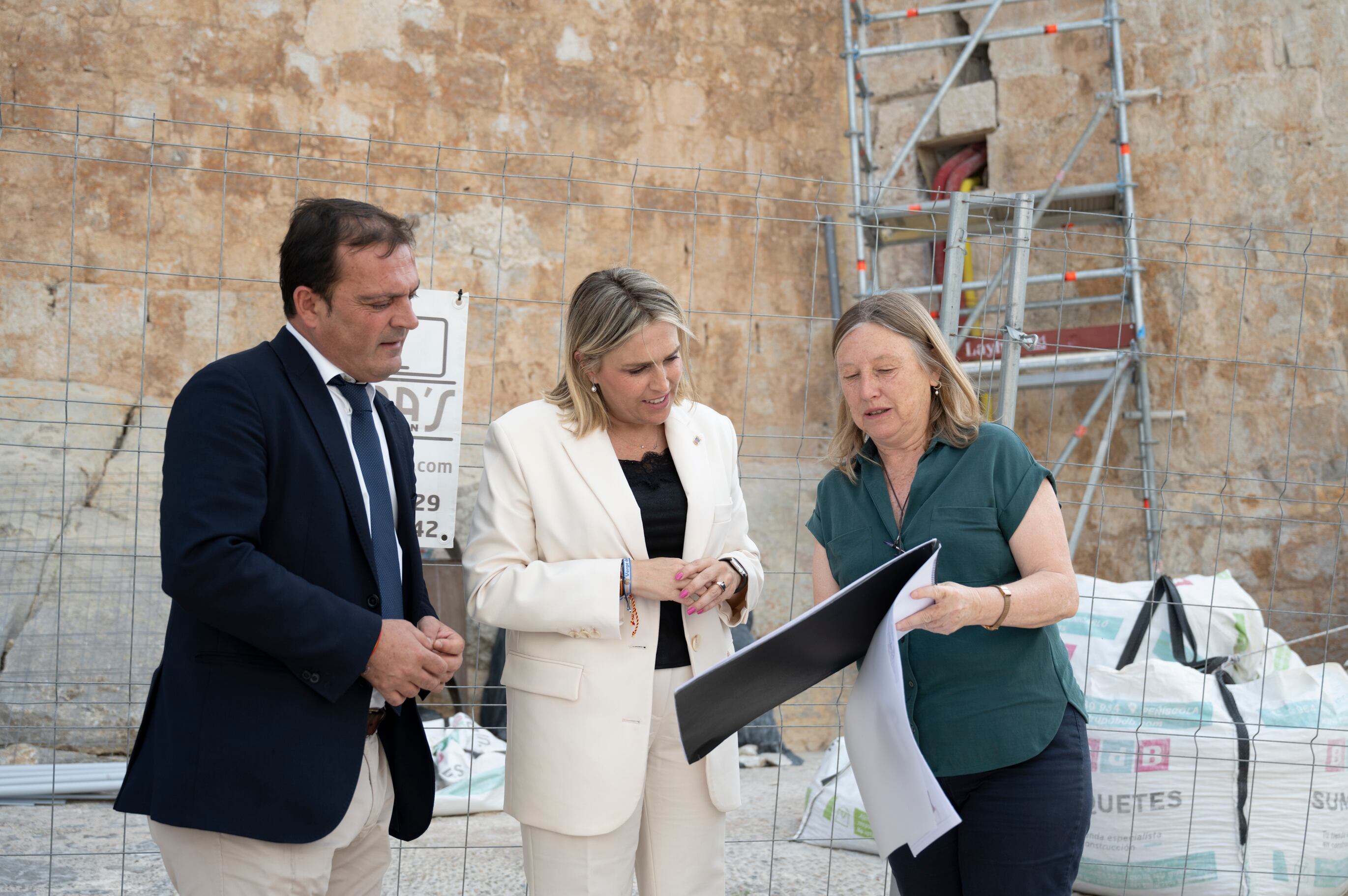 La presidenta de la Diputación de Castellón, Marta Barrachina, en su visita a las obras del Castillo de Peñíscola