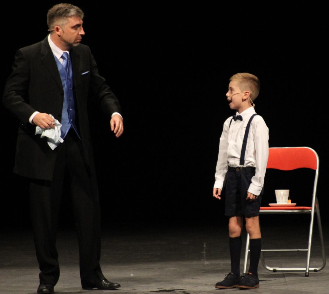 Óscar Martínez, con traje negro, en una representación teatral