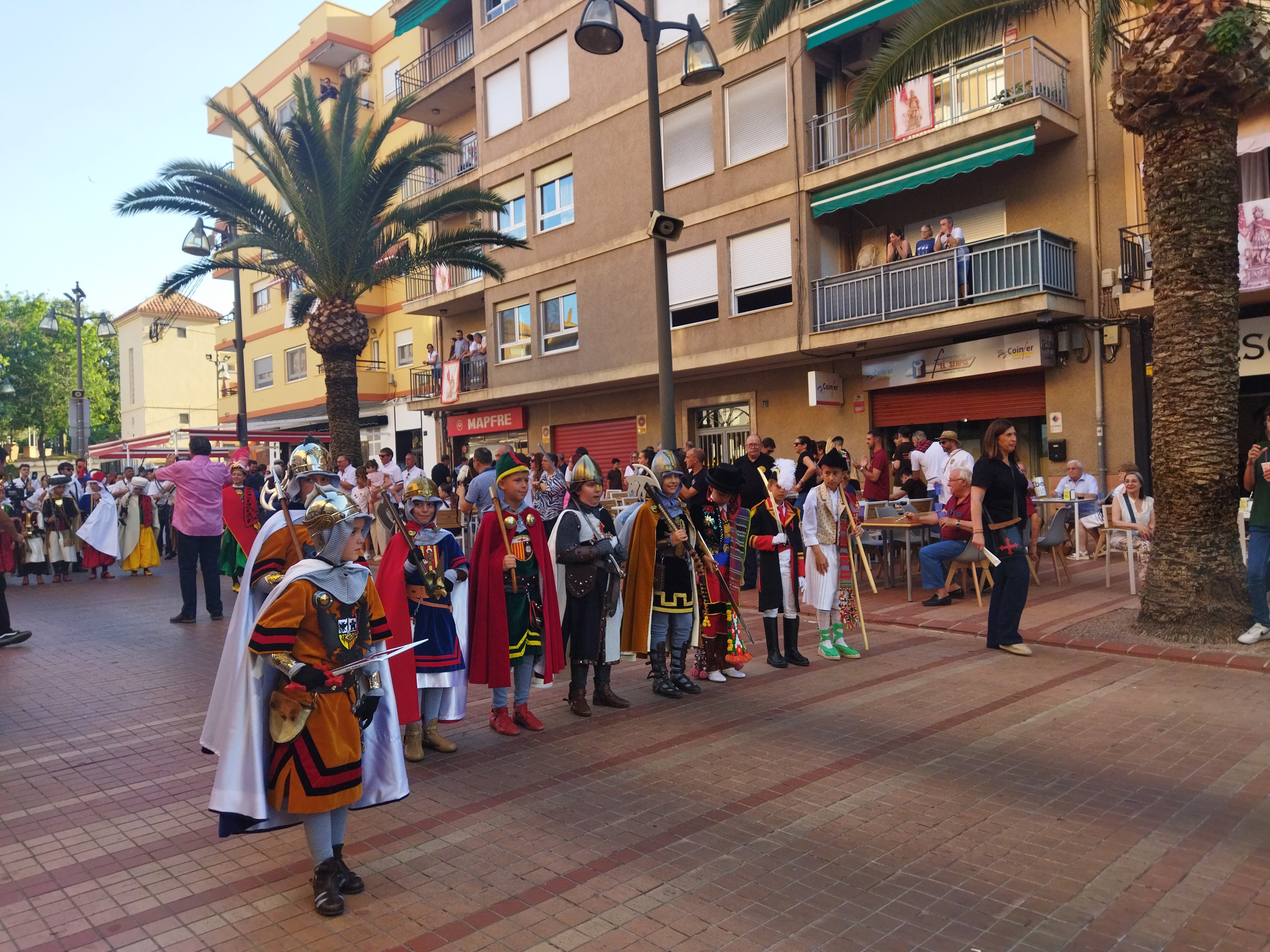 Los publicadores infantiles del bando de la cruz avanzando por el Passeig del Comtat.