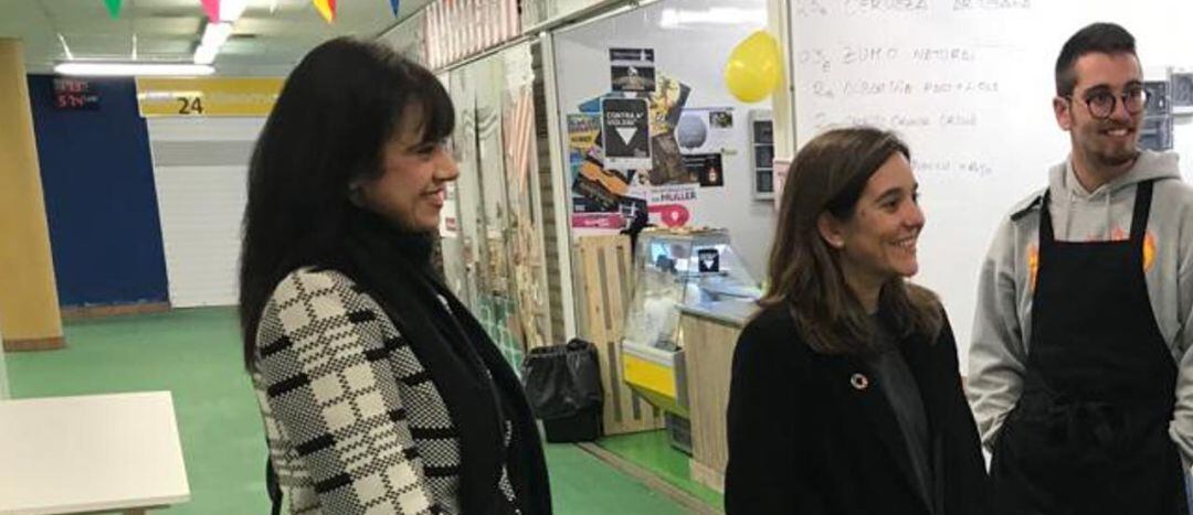 Eva Martínez Acón e Inés Rey en el mercado de Montealto