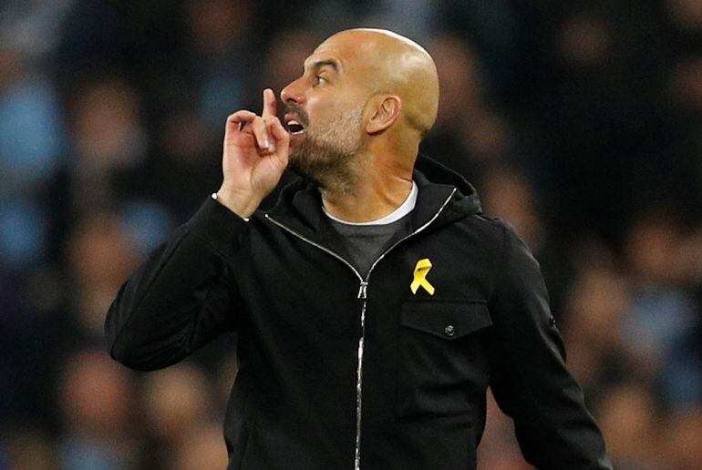 Guardiola increpa a Mateu Lahoz. 