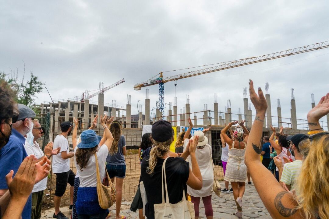 Manifestantes se concentran junto a las grúas donde se construye un hotel de lujo en La Tejita