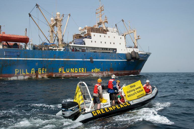 Greenpeace había denunciado ante la Comisión Europea que el buque ruso &quot;Oleg Naydenov&quot; llevaba a cabo prácticas de pesca ilegal