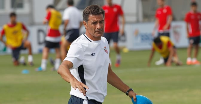 Míchel dirige un entrenamiento del Sevilla