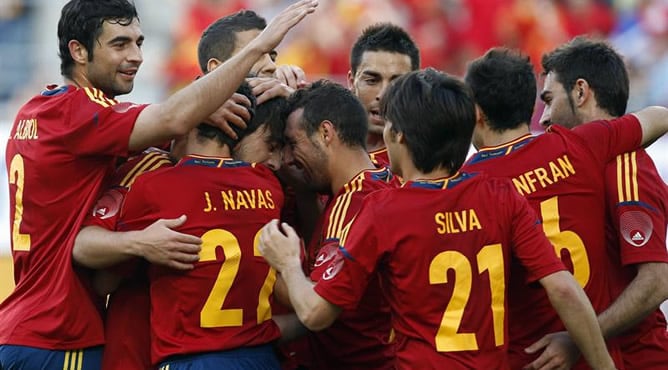 El delantero de España Adrián López (derecha) celebra su gol, primero de su equipo, junto a sus compañeros durante el partido amistoso que ha disputa la selección española contra Serbia