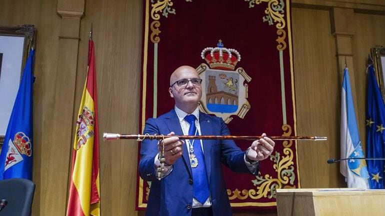 Al presidente de la diputación vuelve a coincidirle un viaje institucional a Madrid con un partido importante del Real Madrid