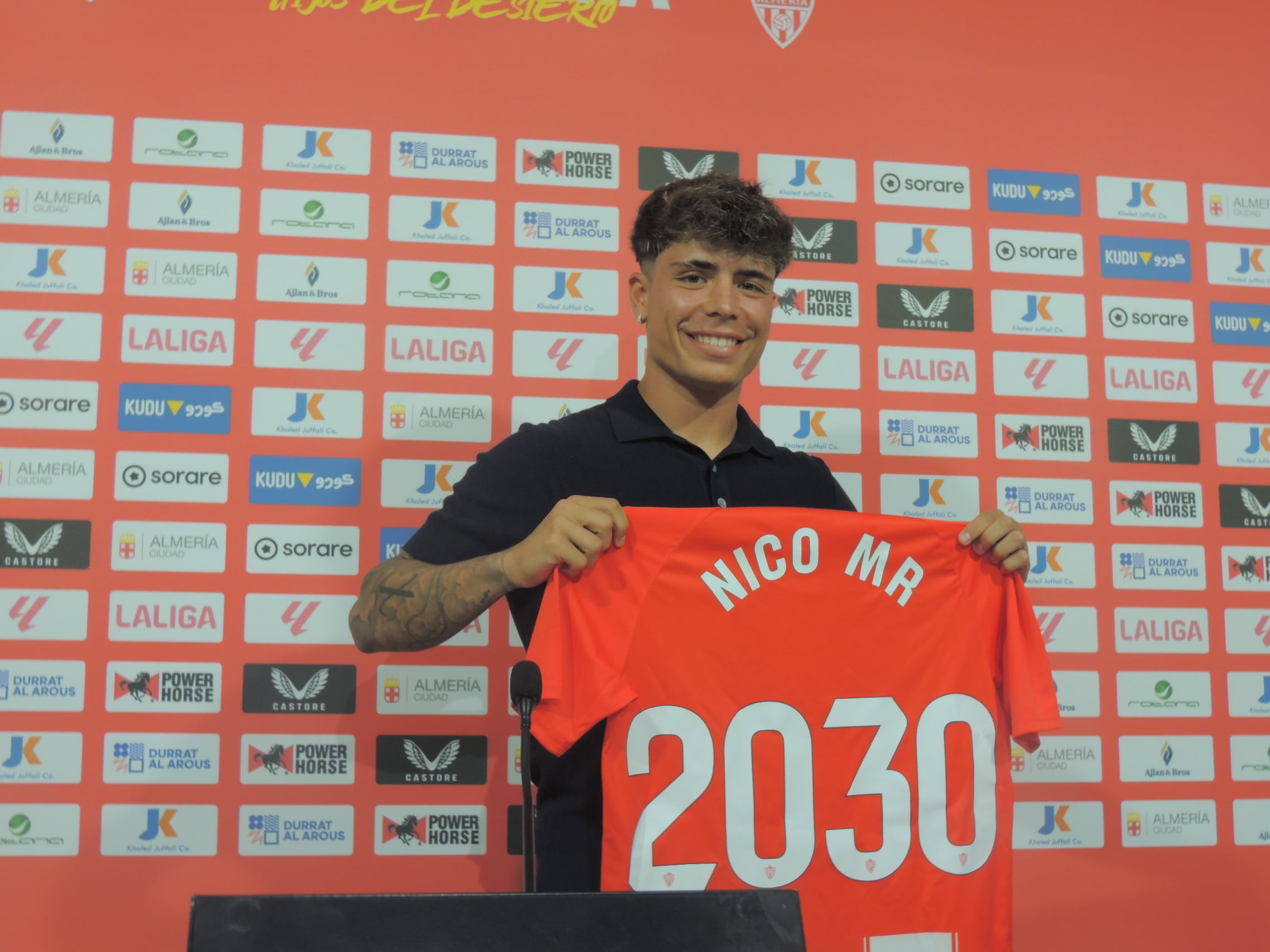 Nico Melamed posa feliz con la rojiblanca.