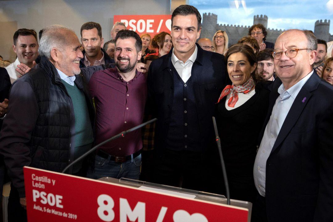 El presidente del Gobierno y secretario general del PSOE, Pedro Sánchez (c), durante el acto público celebrado hoy en Ávila con el candidato a la Presidencia de la Junta, Luis Tudanca (2i), el secretario general del PSOE de Ávila, Jesús Caro (d), la candidata a la Alcaldía, Yolanda Vázquez (2d) y Demetrio Madrid