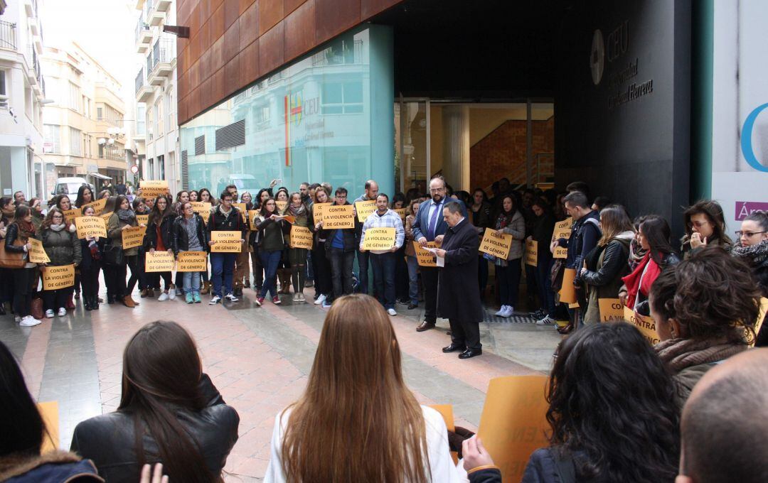Alumnos del CEU de Elche contra la Violencia de Género