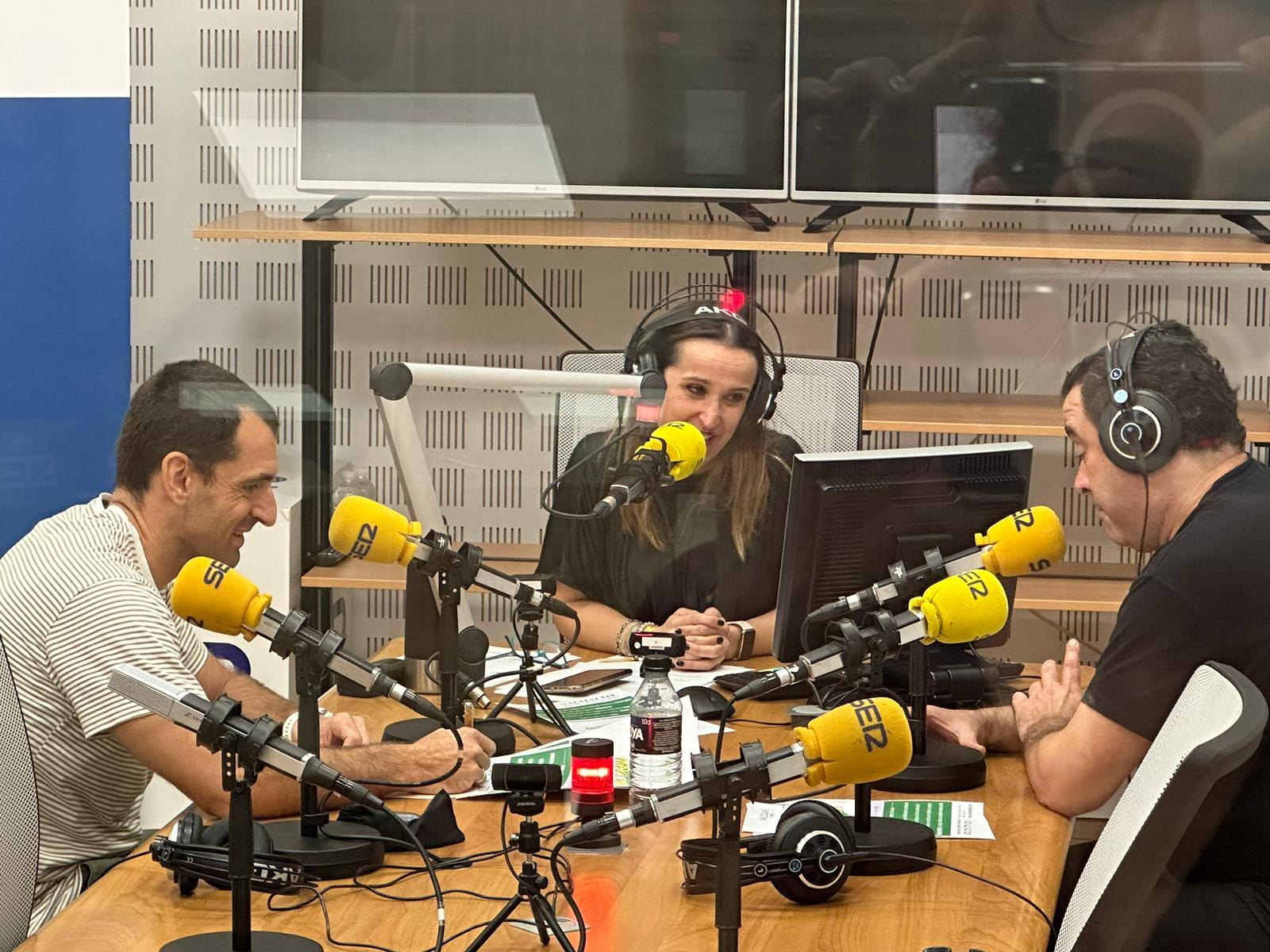 Dani Sánchez, de Sushi Múdaki, junto a Lourdes Luque y Julio Fernández, chef de Abantal, en la sección gastronómica de Hoy por Hoy Sevilla