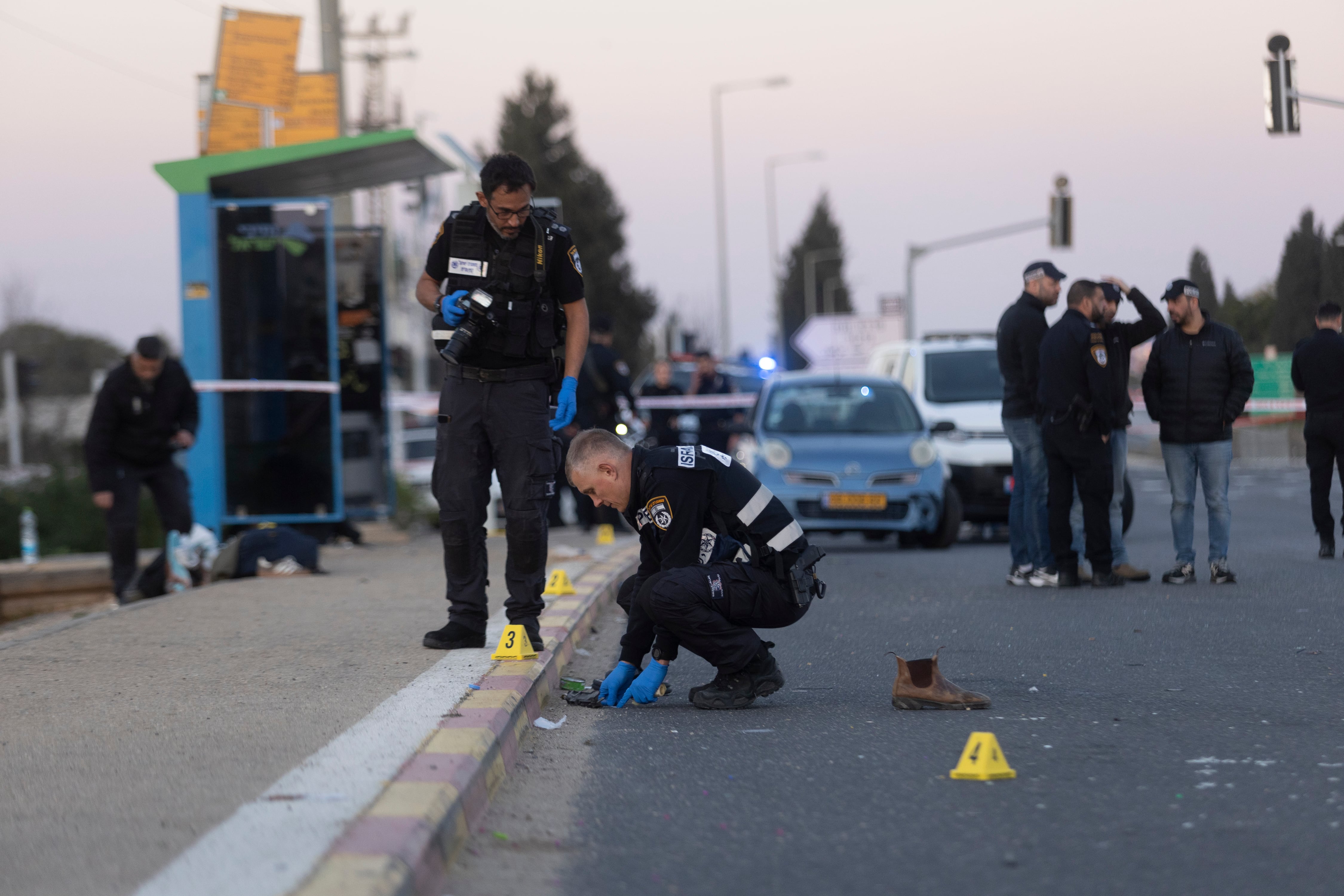 Las autoridades israelíes en la parada de autobús donde ha tenido lugar el atropello masivo.