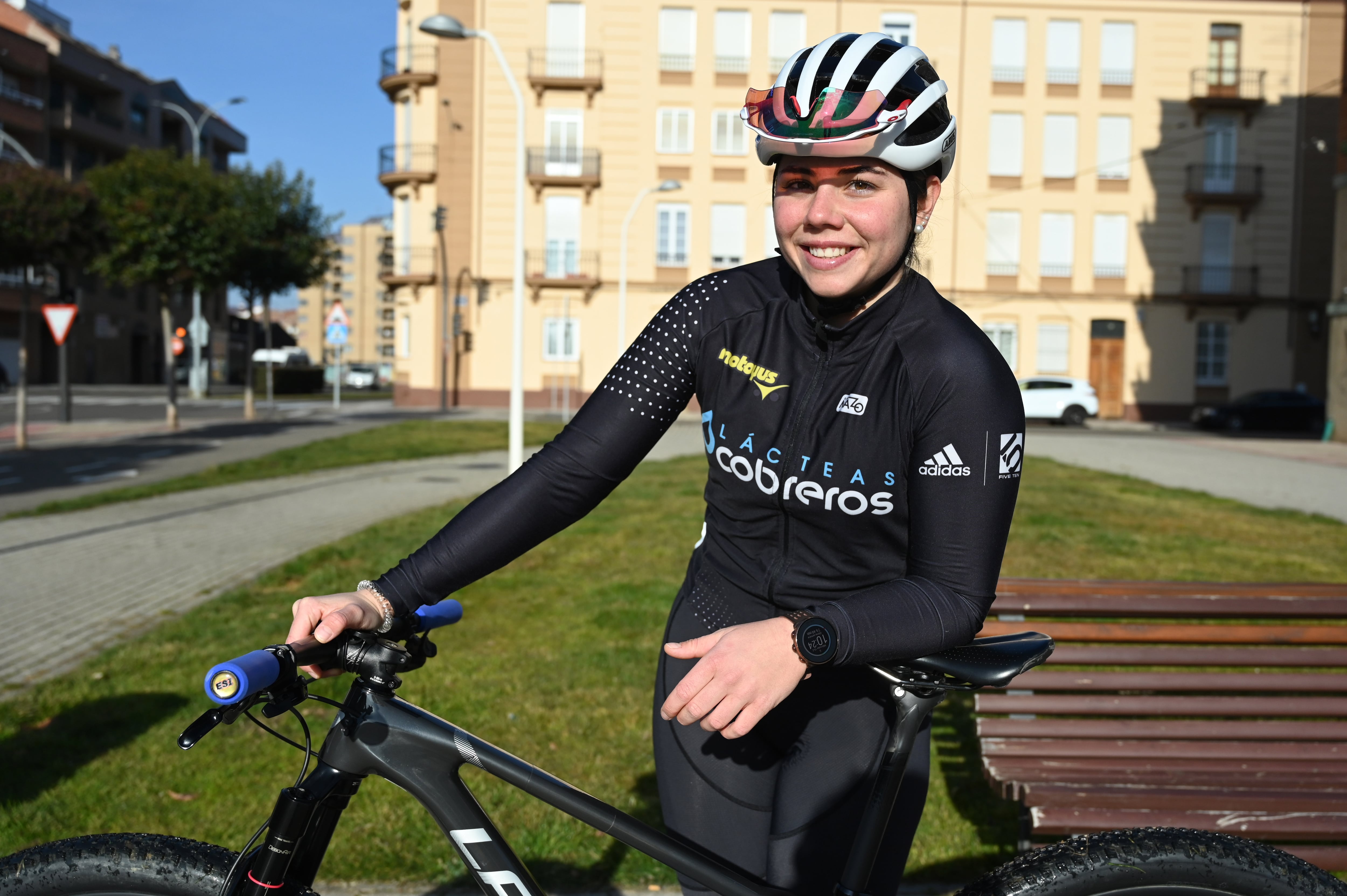 GRAF5235. LEÓN, 17/02/2023.- La corredora zamorana (Benavente) Sara Yusto Sánchez, triple campeona de España de ciclismo enduro, modalidad que está multiplicando en los últimos años su número de practicantes, aspira, no solo a convertirse en enfermera sino también a poder ser profesional en esta especialidad que lleva practicando toda la vida. Sus inicios tempranos, auspiciados por su progenitor, le llevaron a compatibilizar, desde muy pequeña -tan solo dos años-, la bicicleta, en la que perdió el miedo a las dos ruedas, con las motos, en un binomio que mantuvo desde su infancia. EFE/ J. Casares
