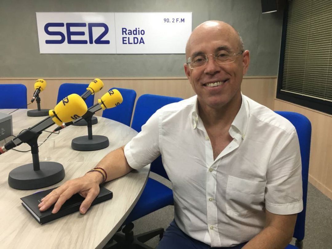 Alejandro García, alcalde Monóvar en una visita anterior a Radio Elda