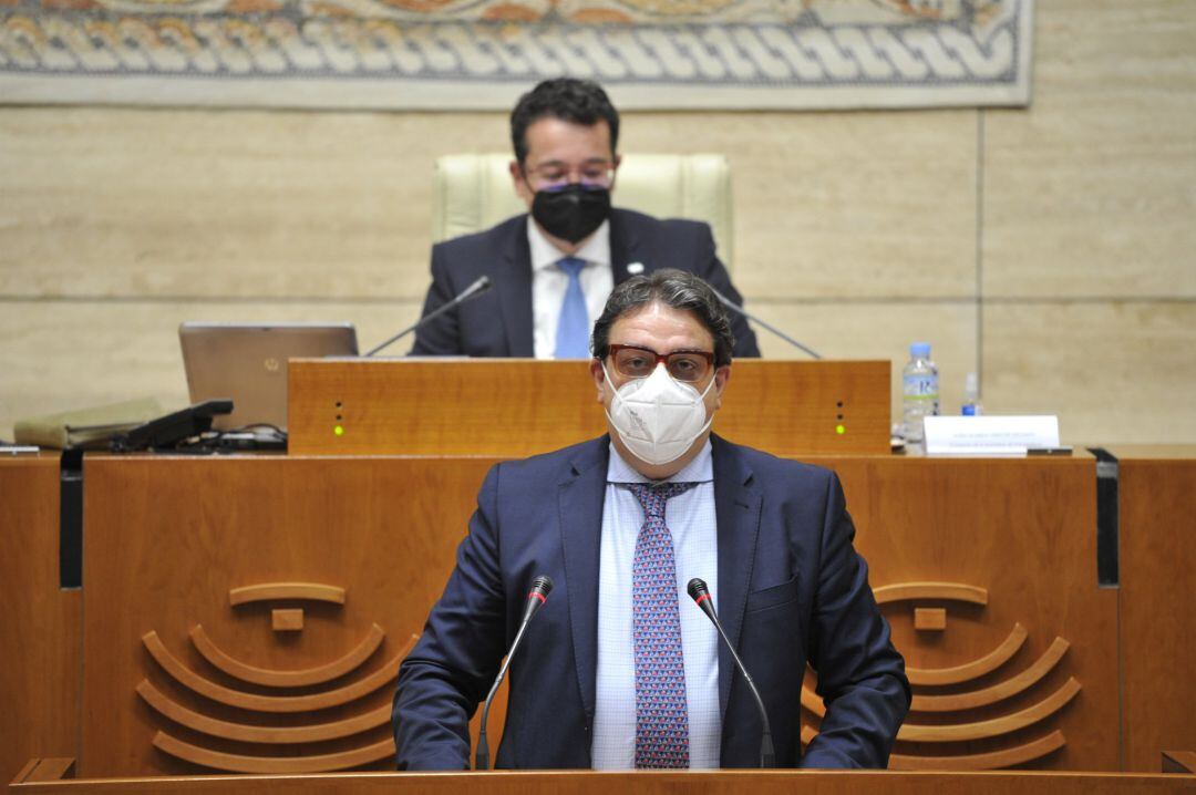 El vicepresidente segundo de la Junta y consejero de Sanidad, José María Vergeles, comparece en el pleno de la Asamblea