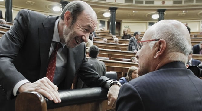 El líder del PSOE, Alfredo Pérez Rubalcaba, conversa con el secretario general de CiU, Josep Antoni Duran Lleida, al inicio del debate de presupuestos generales del Estado para 2013 que se celebra hoy en el Congreso de los Diputados.