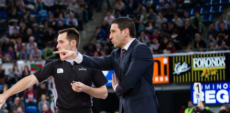 Ibon Navarro conversa con un árbitro durante un partido en el Buesa Arena