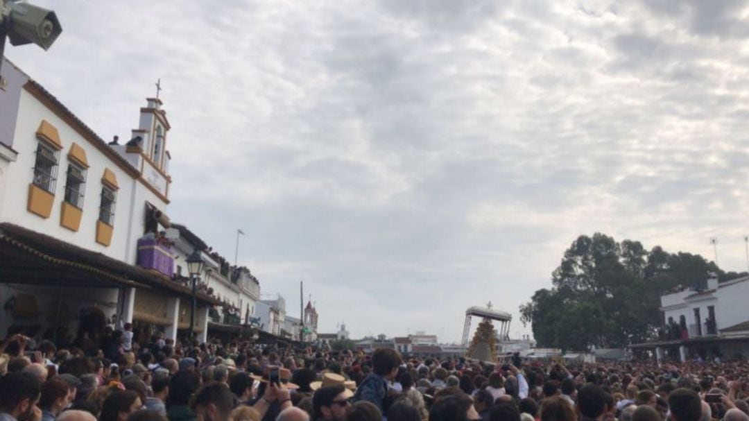 La Casa de la Hermandad de Jerez recibiendo a la Virgen del Rocío un Lunes de Pentecostés