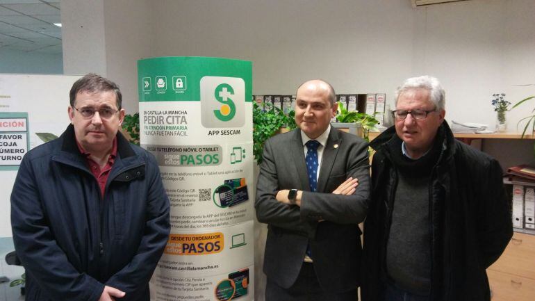Francisco José García ( centro ) en el Centro de Salud 1 de Puertollano