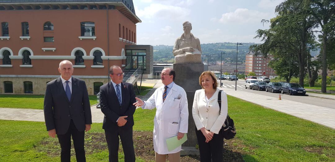 La gerencia del Hospital y responsables del Principado han acompañado al presidente del Colegio de Médicos, Alejandro Braña (con bata), en la inauguración del nuevo emplazamiento del busto. 