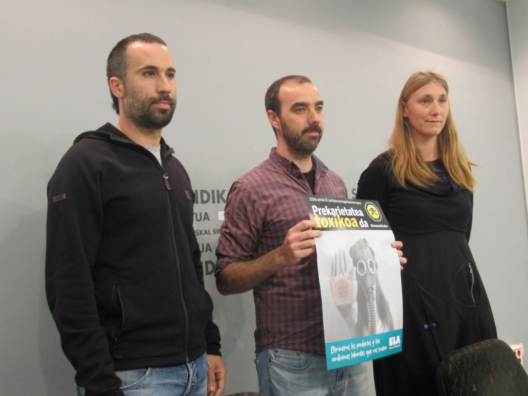 Rueda de prensa del responsable de Salud Laboral de ELA, Pello Igeregi, y los miembros del sindicato Leire Heredia y Andoni Larralde 
 