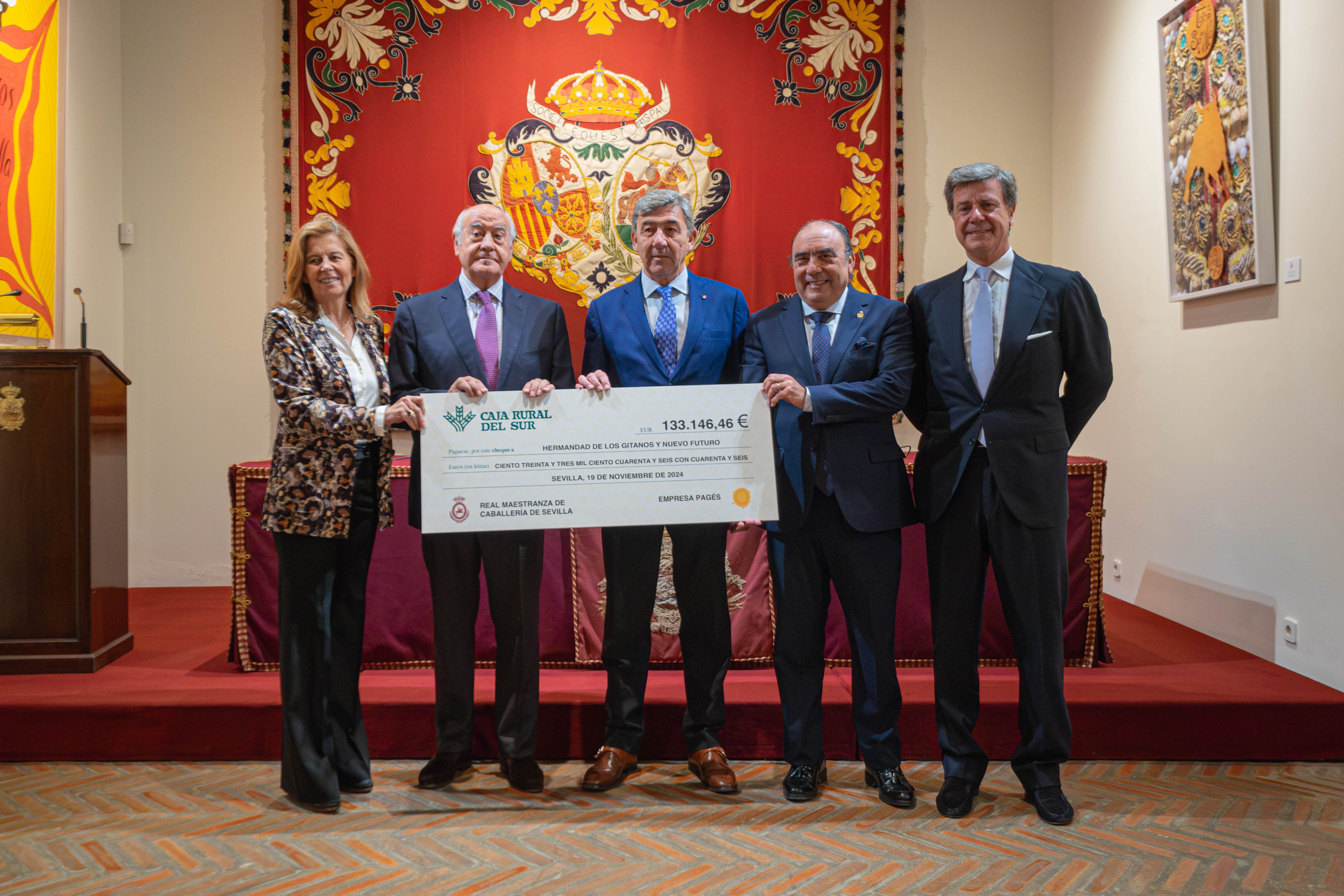 Imagen de la entrega del cheque con los beneficios del festival taurino que cerró la temporada en la Real Maestranza