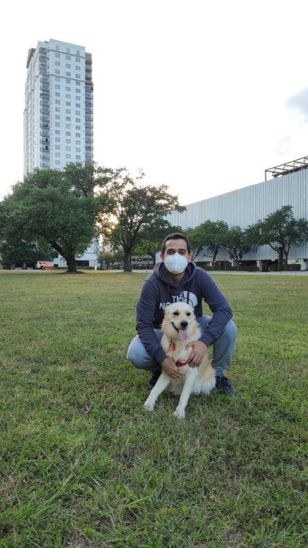 Alejandro Ibañez, paseando a su perra, &#039;Bella&#039; en un céntrico parque de Houston