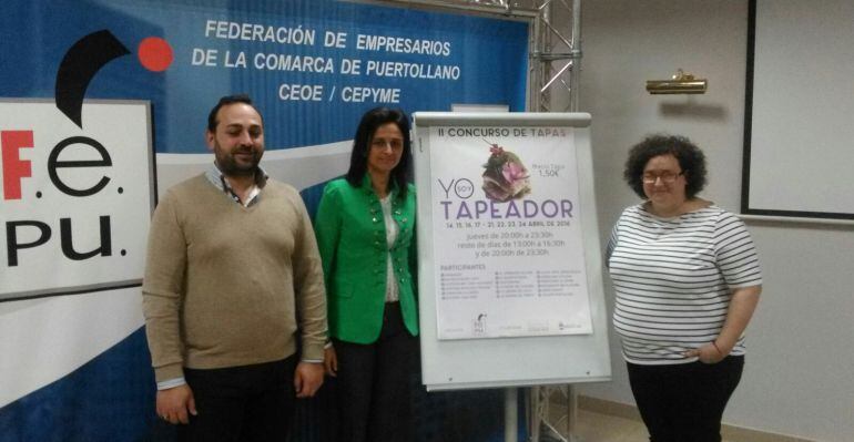 Representantes de FEPU posando junto al cartel anunciador