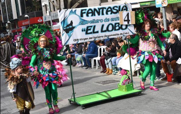 Imagen de la Peña infantil de Argamasilla de Calatrava durante el desfile