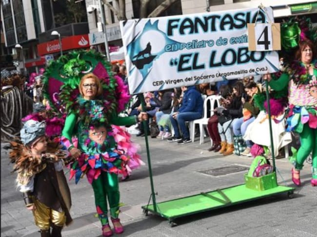 Imagen de la Peña infantil de Argamasilla de Calatrava durante el desfile