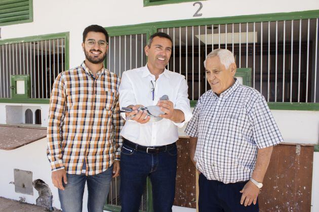 Oswaldo Betancort junto a miembros del club Tarabedi.