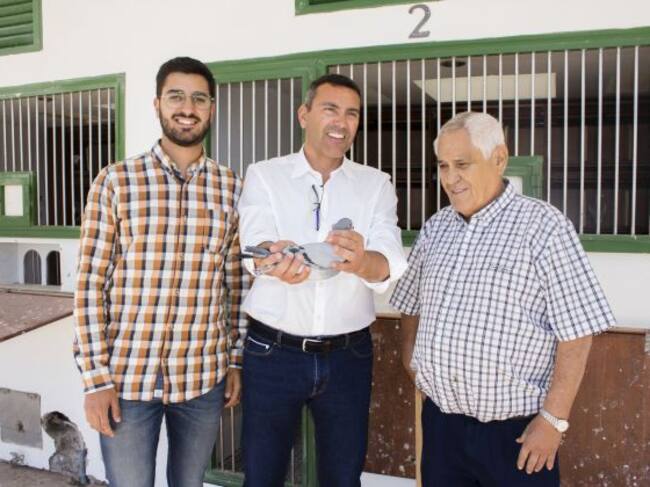 Oswaldo Betancort junto a miembros del club Tarabedi.
