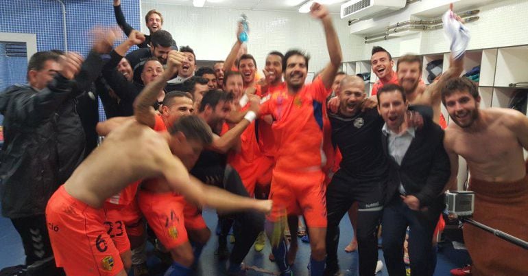 Los jugadores de la UE Llagostera celebran su victoria copera en La Romareda.