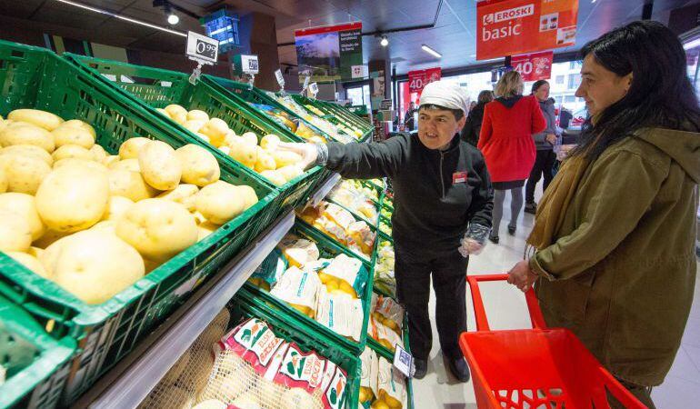 Imagen de una consumidora realizando la compra en una conocida cadena de supermercados.