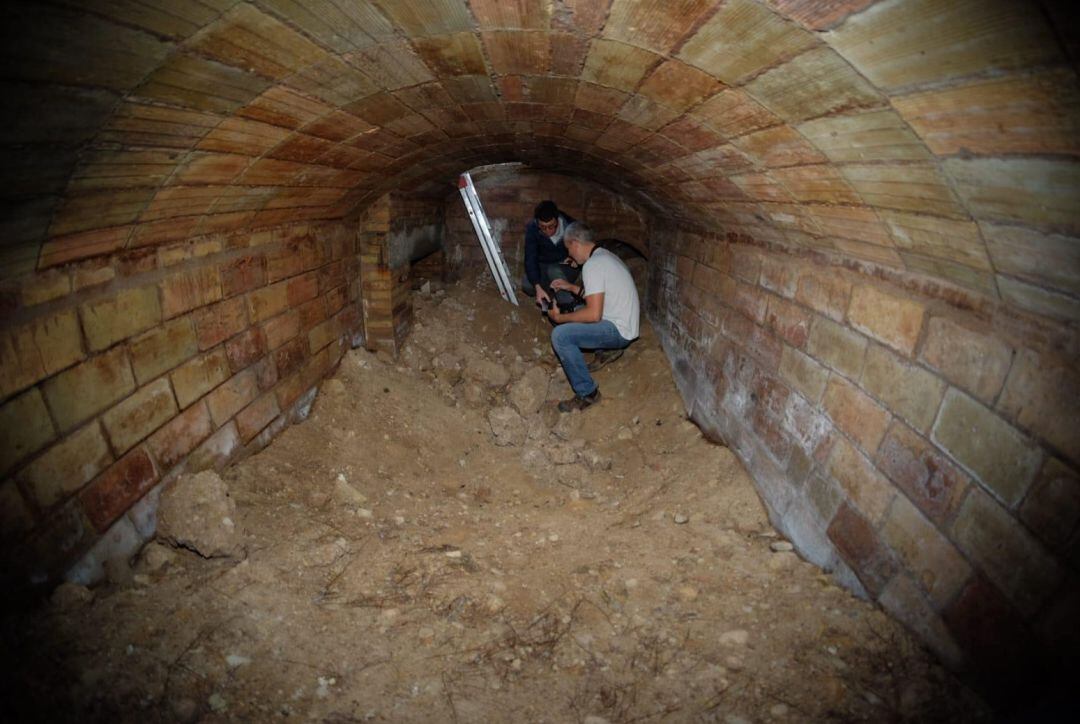 Tècnics a l&#039;interior del refugi antiaeri de la Guerra Civil