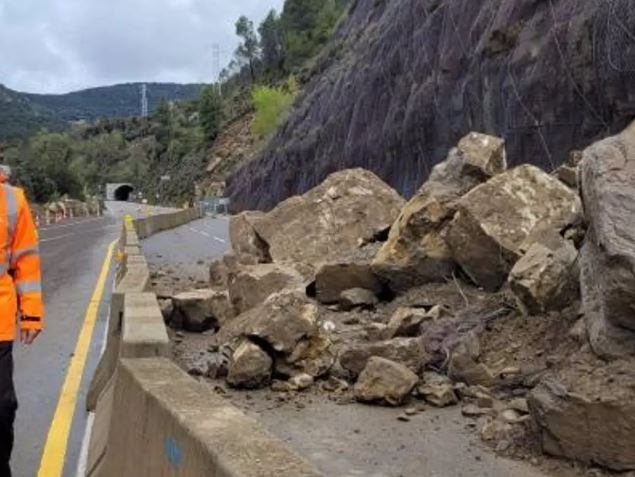 Un desprendimiento en la A-139 a causa de las lluvias