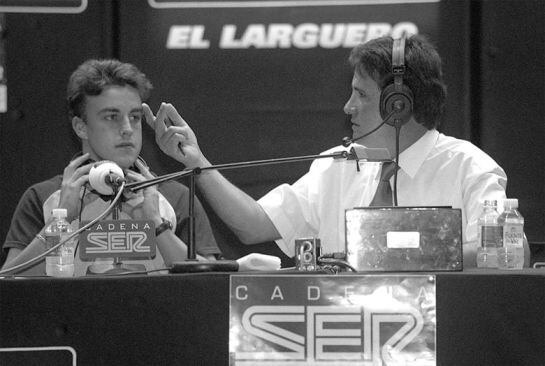 Un jovencísimo Fernando Alonso charla con José Ramón de la Morena en una edición especial de 'El Larguero'
