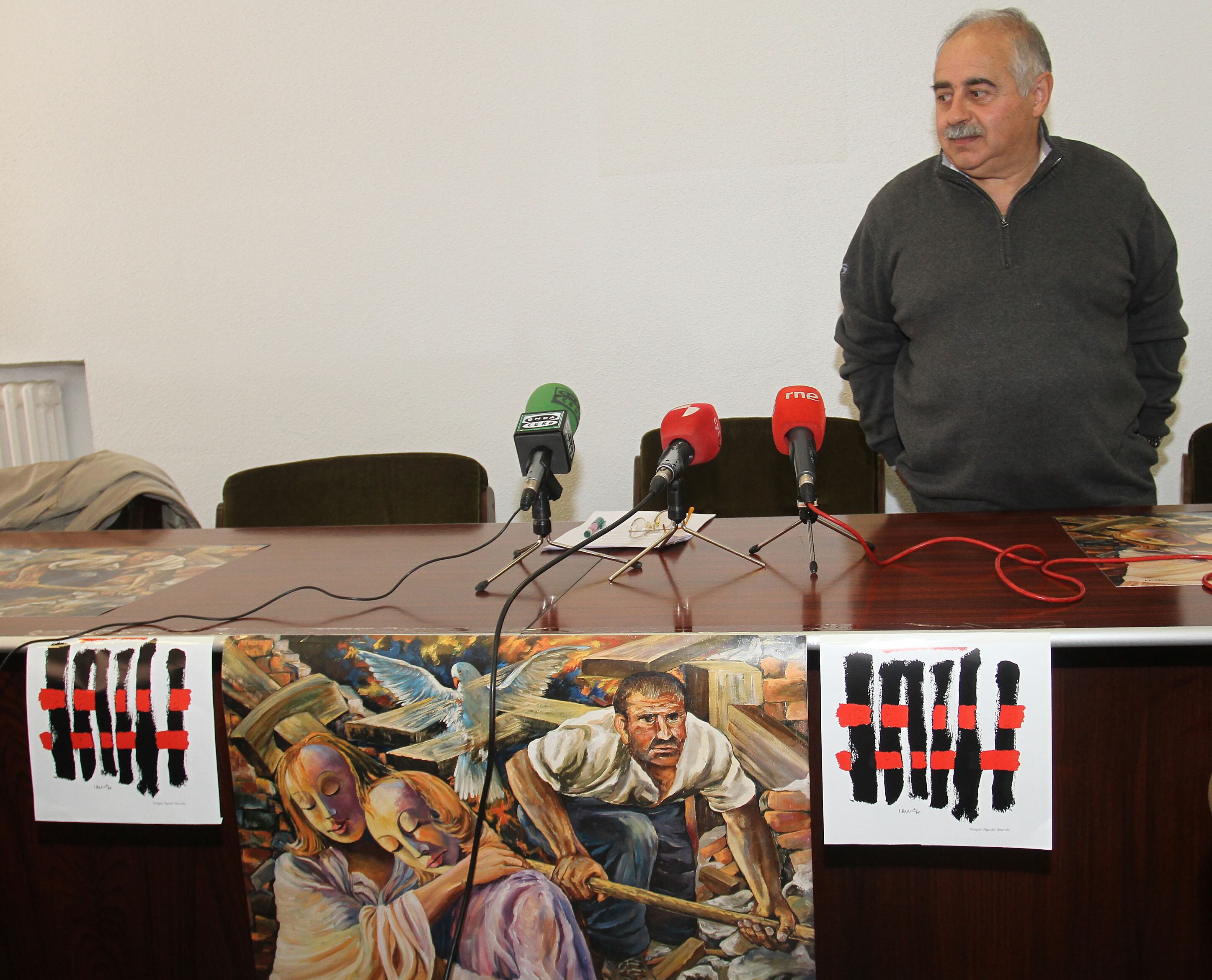 Presentación de los actos organizados con motivo del décimo aniversario de la explosión de Gaspar Arroyo
El presidente de la Asociación de Víctimas de Gaspar Arroyo, José Luis Ainsúa presenta los actos organizados con motivo del décimo aniversario de la explosición de gas en esta calle, el próximo 1 de mayo